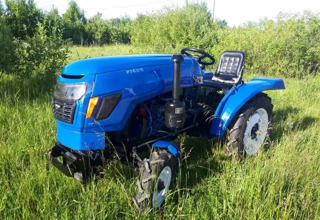 Prehľad kompaktného traktora Rusich T-224. Technické vlastnosti. Funkcie aplikácie