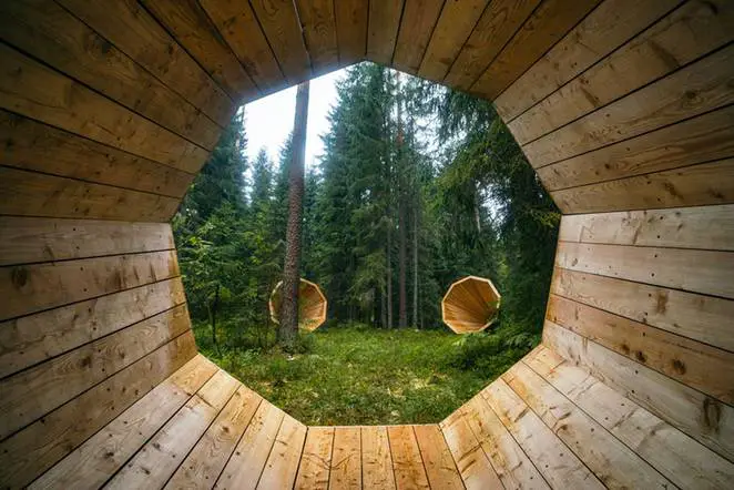 Neįprasti paviljonai Estijos miške